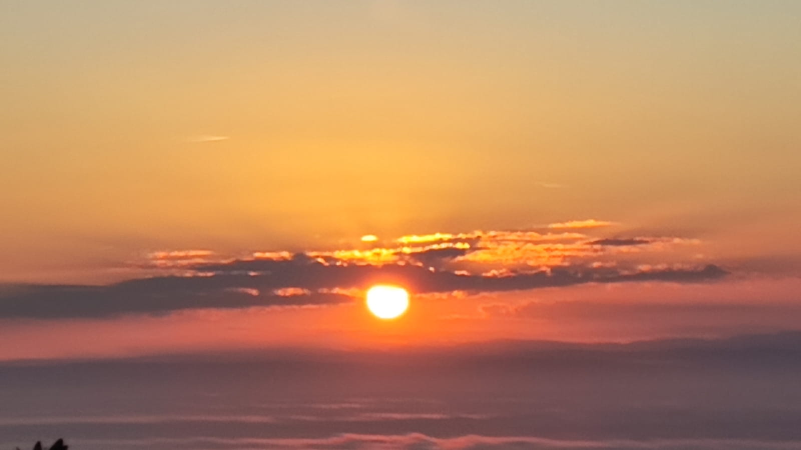 Lever de soleil et petit déjeuner au sommet de la Roche de Solutré