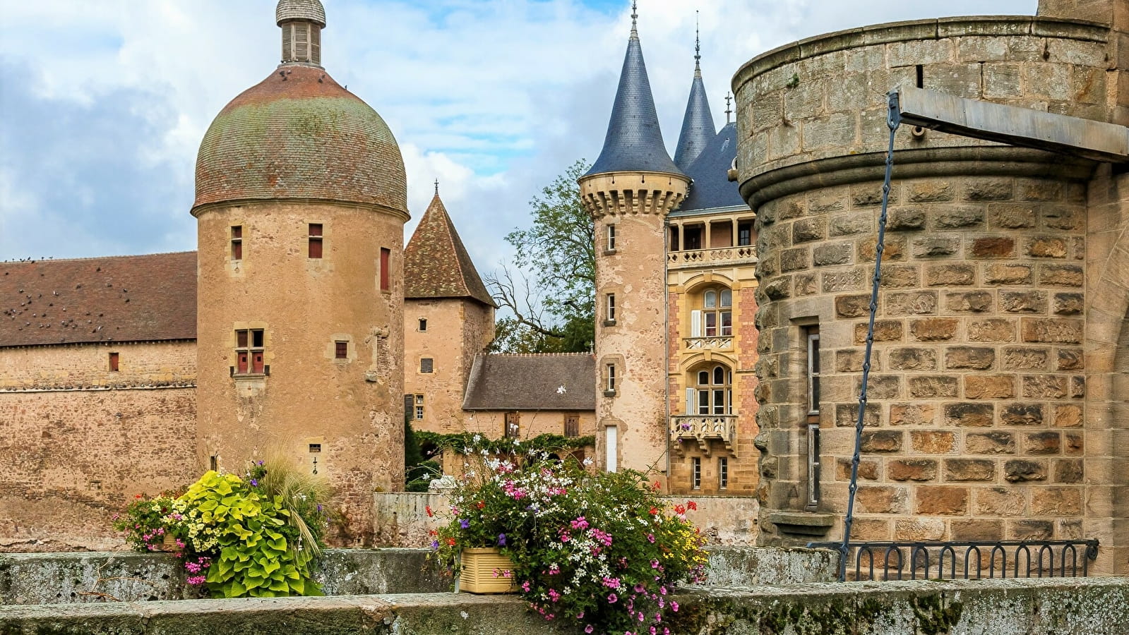 Visite guidée des extérieurs du Château de La Clayette 