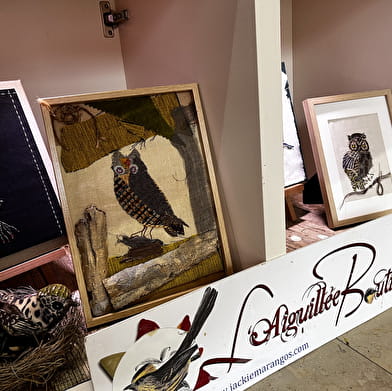Die Vögel von L'Aiguillée Studio im Schaufenster des Fremdenverkehrsamtes