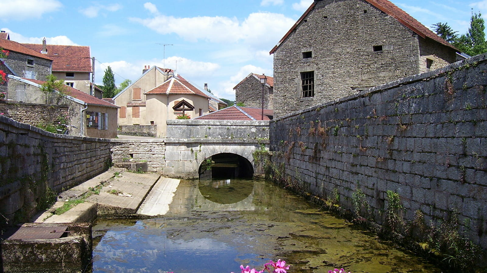 Fontaine-lavoir Saint-Jean à Leffond