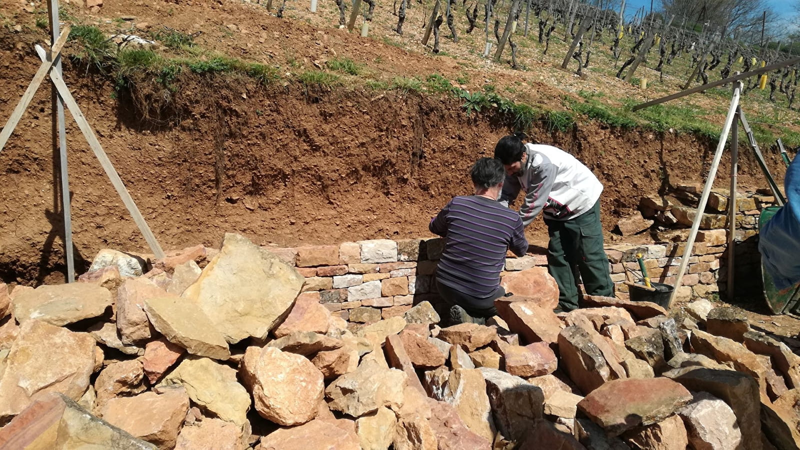 Praktikum Einführung in den Bau mit trockenen Steinen